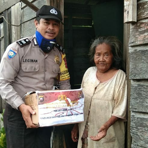 Polsek Rasau Jaya Kubu Raya Sebar 20 Paket Sembako Kepada Warga
