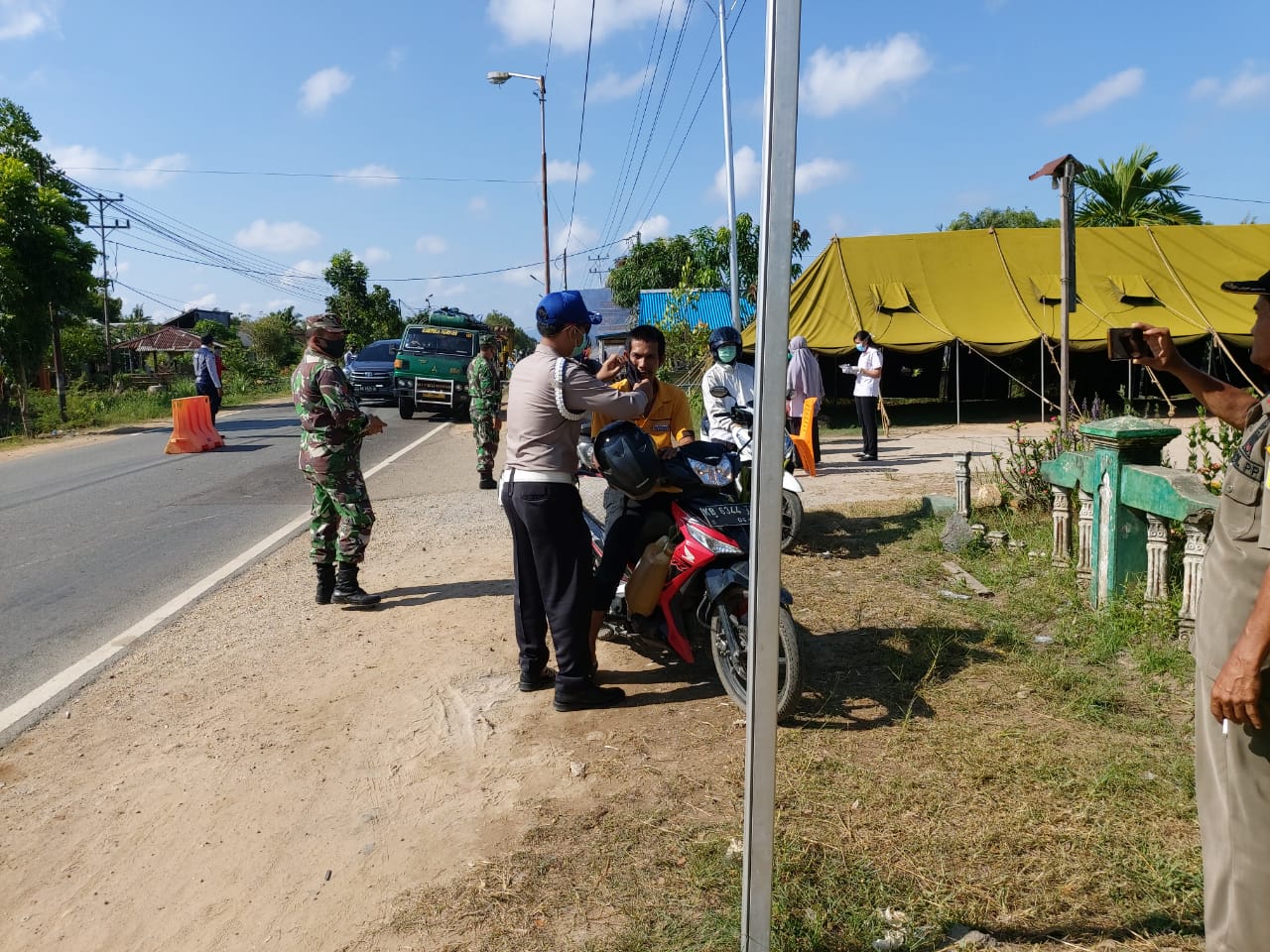 polsek-selakau-juga-melakukan-berbagai-upaya-dalam-mencegah-penyebaran-virus-corona.jpg