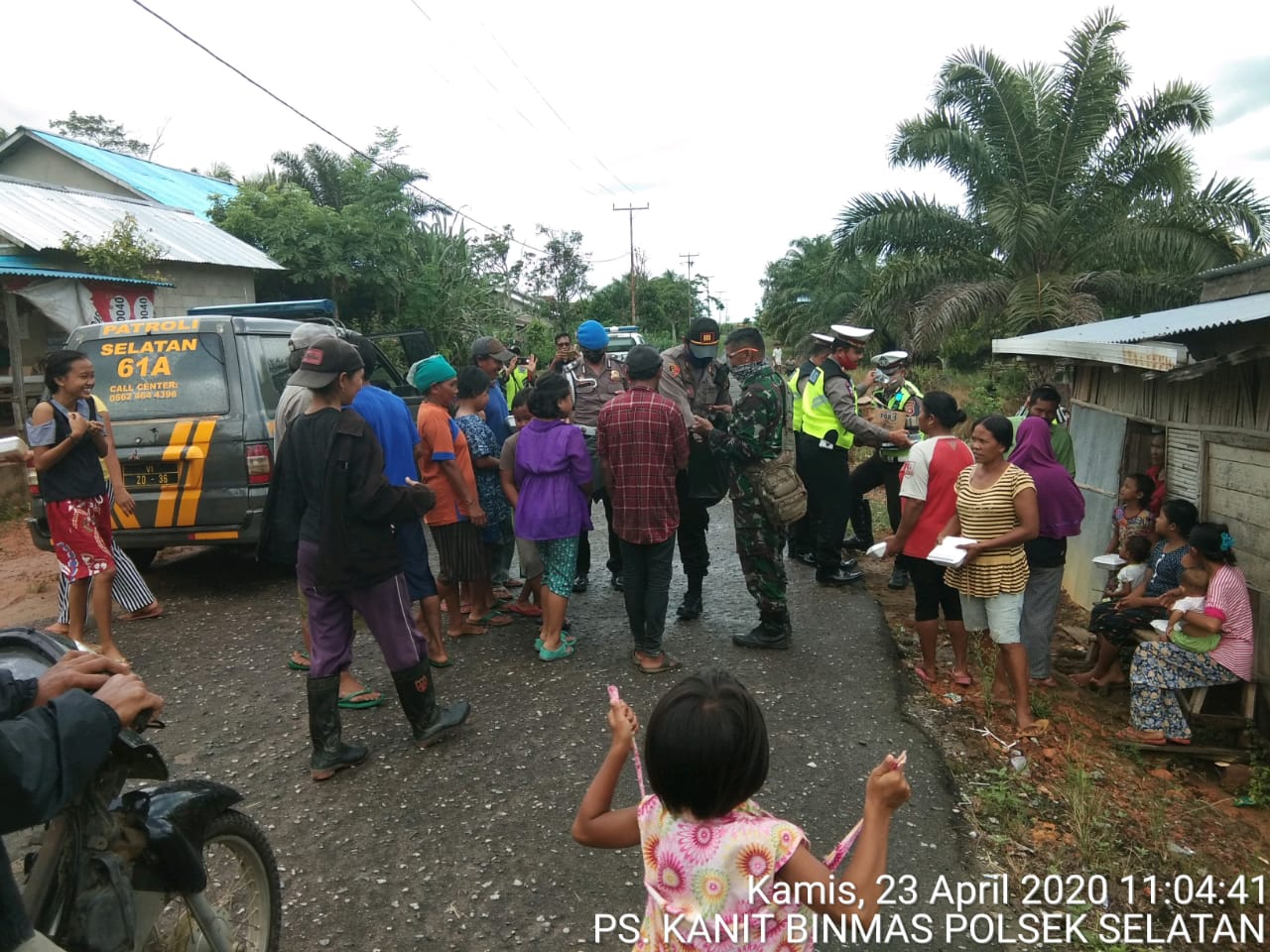 Bersama Babinsa dan Bhabinkamtibmas, Kapolsek Singkawang Selatan Bagikan Nasi Kotak Dapur Lapangan