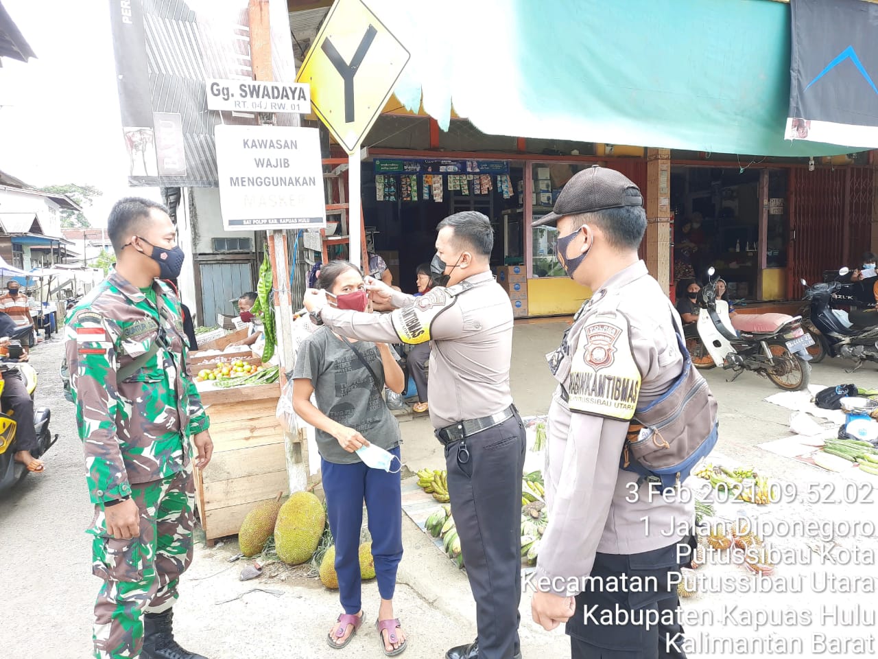 Cegah Covid-19, Polsek Putussibau Utara Bersama Koramil Bagikan Masker
