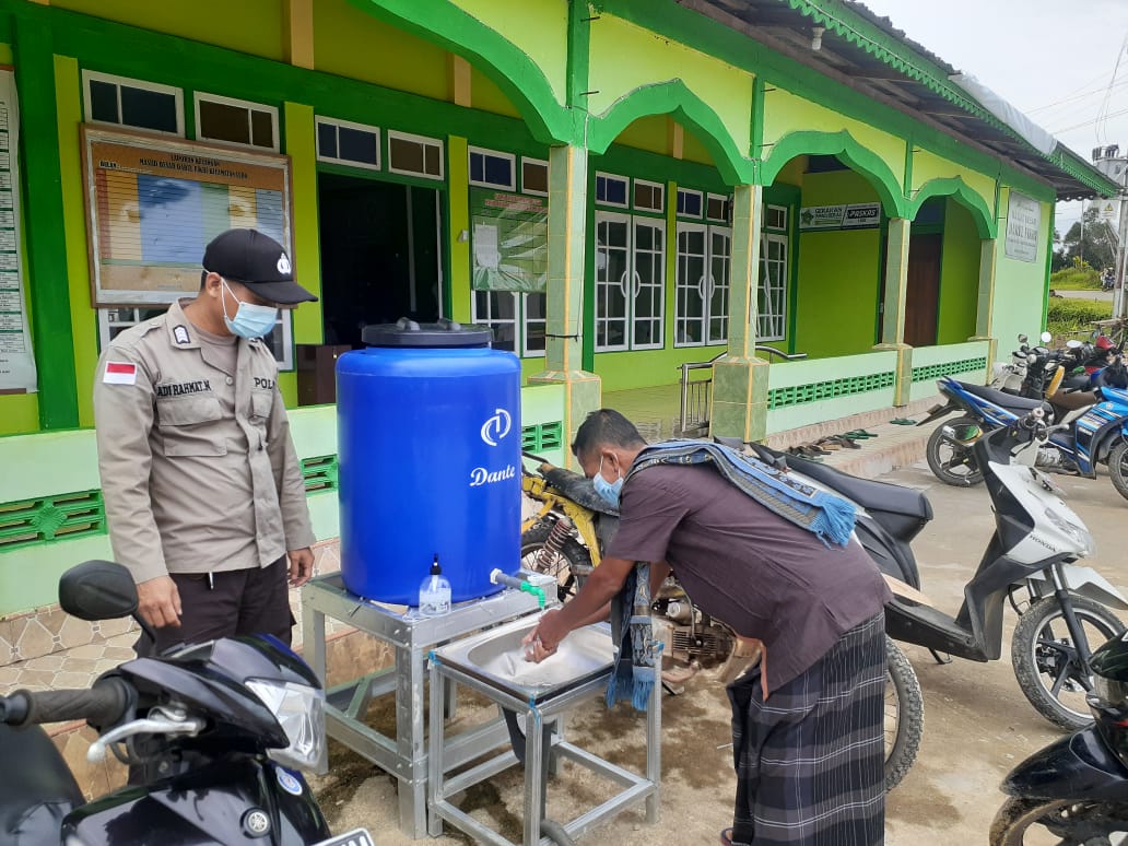 Amankan Salat Jumat, Personel Polsek Ledo Pastikan Ibadah Berjalan Sesuai Prokes