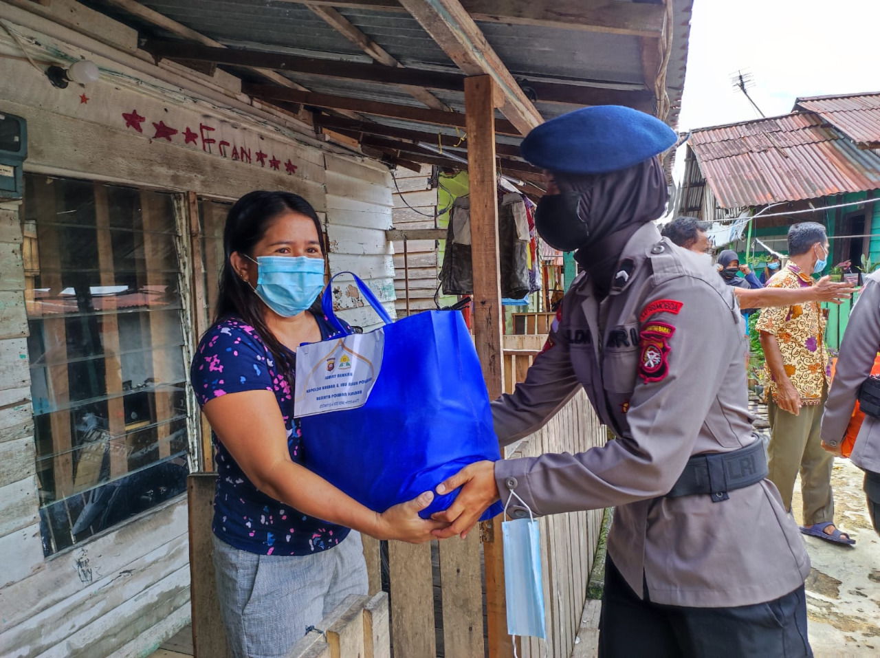Polwan Satbrimob Polda Kalbar Salurkan Bantuan Pada Warga Kurang Mampu di Bulan Suci Ramadhan