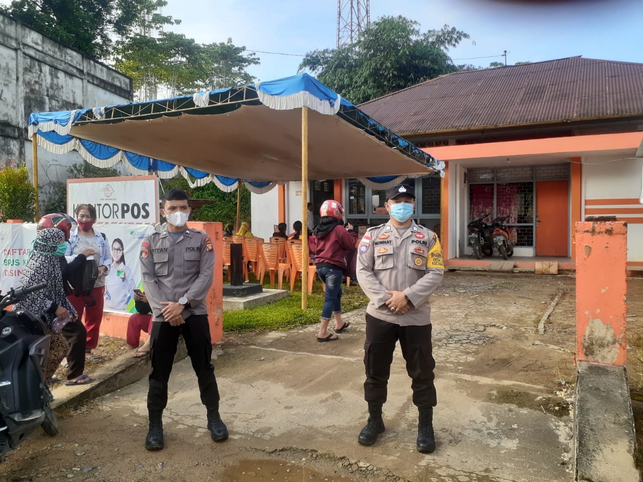 Personel Polsek Ledo Lakukan Monitoring Penyaluran BPNT di Kantor POS Ledo