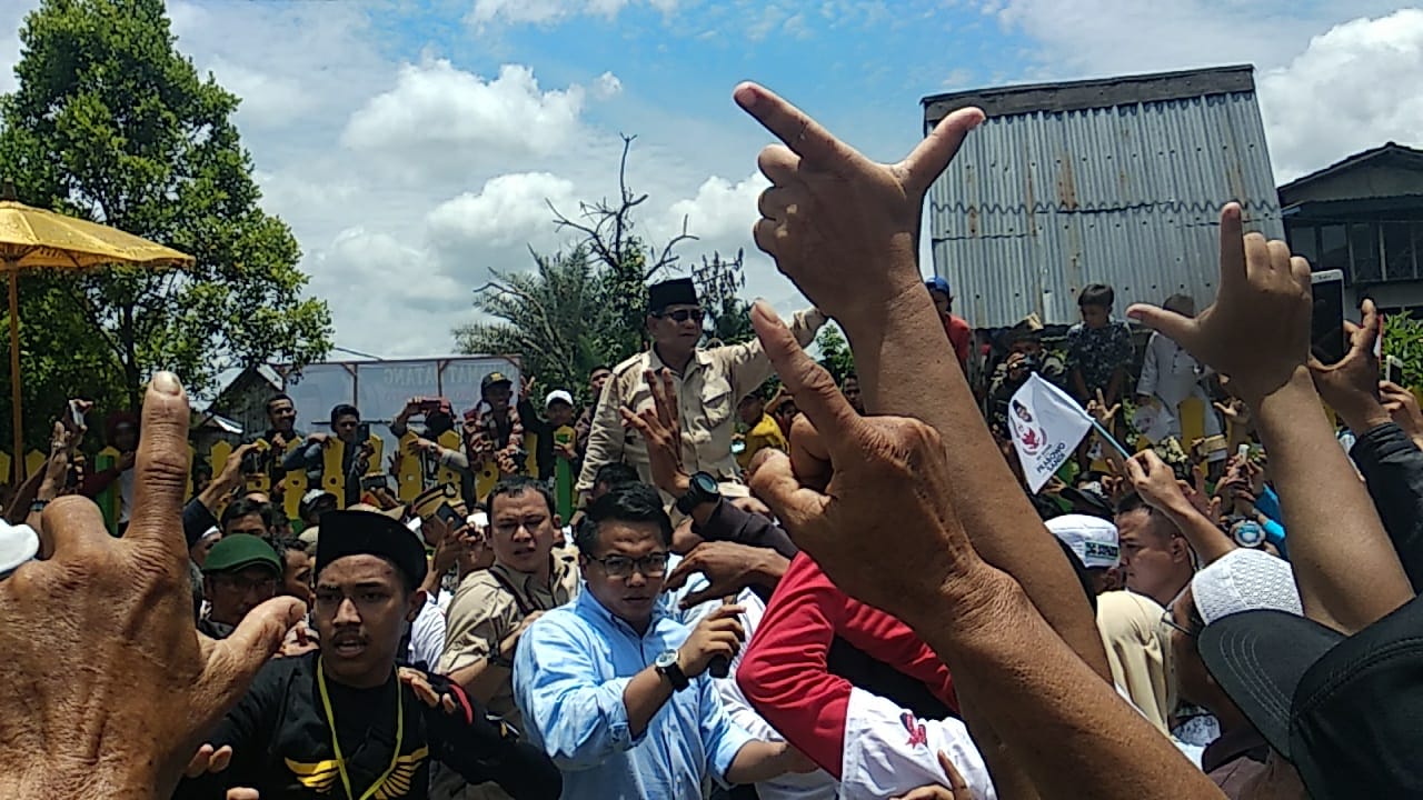 prabowo-subianto-diarak-pendukungnya-saat-tiba-di-istana-kadriah-kesultanan-pontianak.jpg
