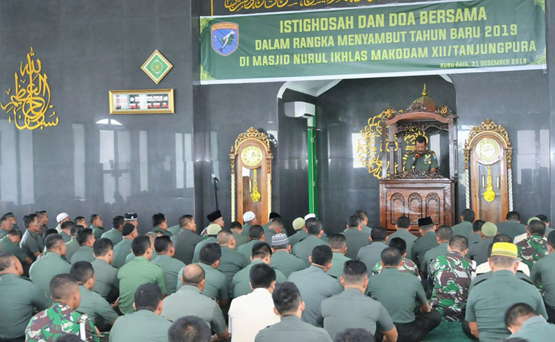 prajurit-tni-doa-bersama.jpg