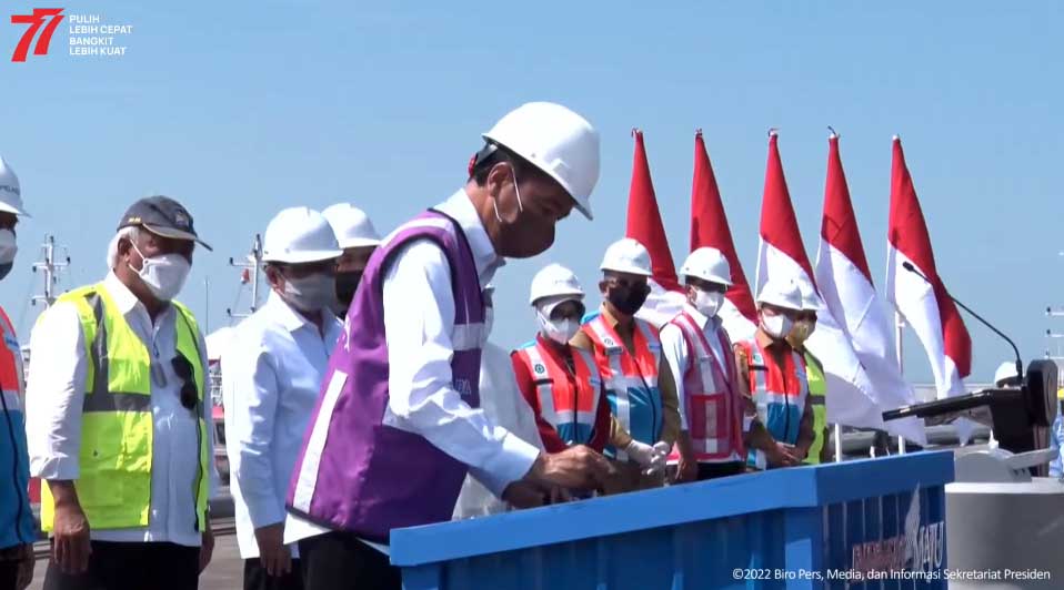 presiden-jokowi-terminal-kijing-pelabuhan-pontianak-di-sungai-kunyit.jpg