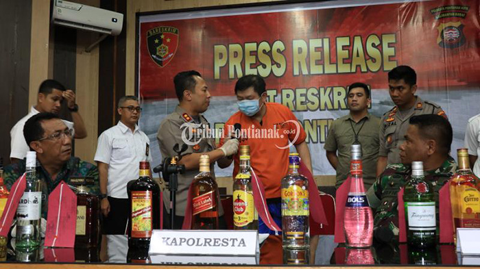 Gagalkan Penyelundupan Ribuan Botol Miras, Polisi Tangkap Pria Asal Surabaya