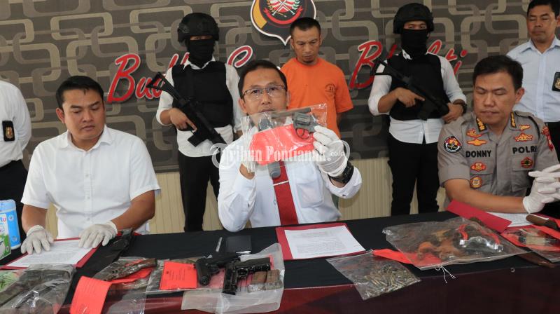 press-rilis-kasus-kepemilikan-senjata-api-1.jpg<pf>press-rilis-kasus-kepemilikan-senjata-api-2.jpg<pf>press-rilis-kasus-kepemilikan-senjata-api-3.jpg<pf>press-rilis-kasus-kepemilikan-senjata-api-4.jpg<pf>press-rilis-kasus-kepemilikan-senjata-api-5.jpg