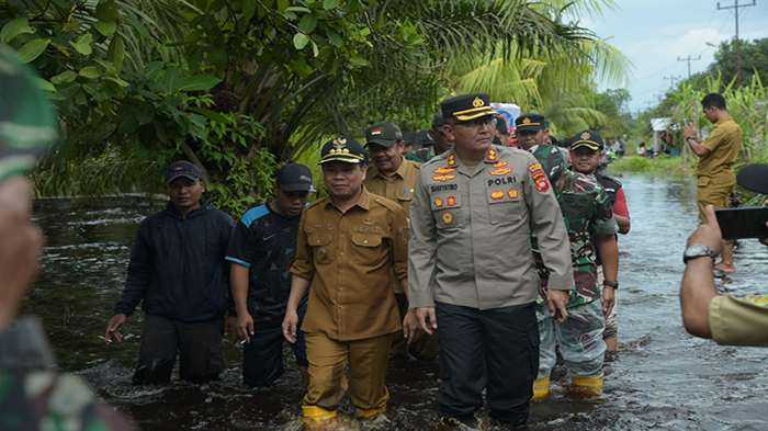 Pemkab Sambas Bahu Membahu Lakukan Penanganan Banjir