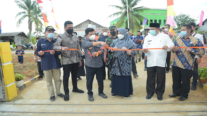 Bupati Sambas Luncurkan Pelayanan Instalasi Pengolahan Air di Selakau