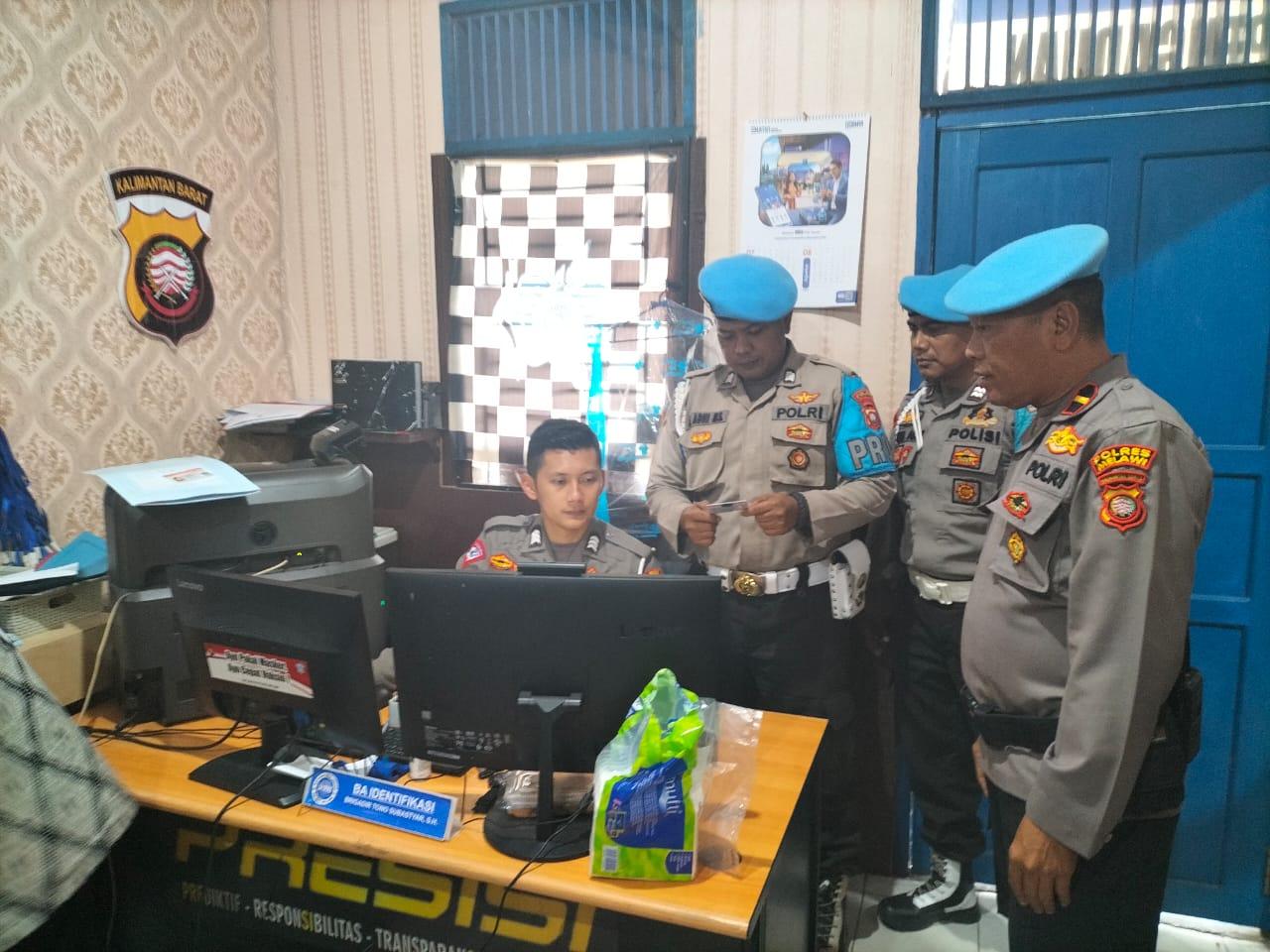 Propam Polres Melawi Memantau Langsung Pelayanan Publik untuk Pastikan Sesuai Prosedur