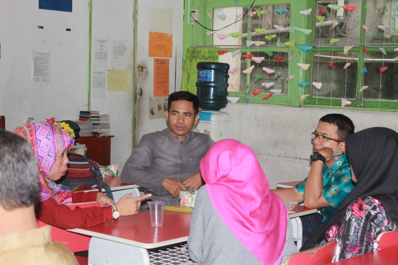 Dosen IKIP PGRI Gelar PKMS 'In House Training Dalam Penyusunan Karya Ilmiah di SDN 17 Pontianak' - proses-bimbingan-penulisan-proposal-penelitian-tindakan-kelas.jpg