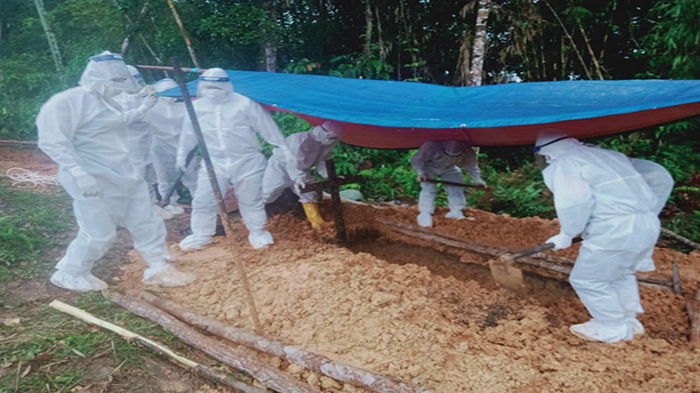 Babinsa Bantu Pemakaman Warga Dengan Prosedur Protokol Kesehatan di Bengkayang