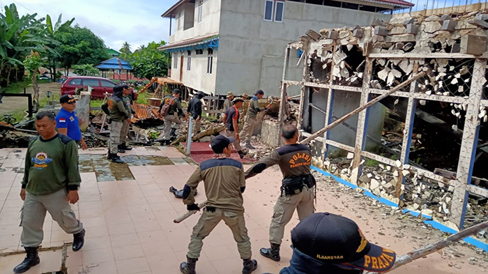 proses-pembongkaran-bangunan-bekas-kebakaran-di-pasar-merdeka-putussibau.jpg