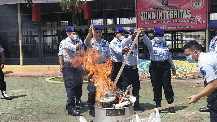 Gelar Razia, Petugas Dapati Berbagai Barang Terlarang Dari Dalam Lapas Kelas 2 A Pontianak