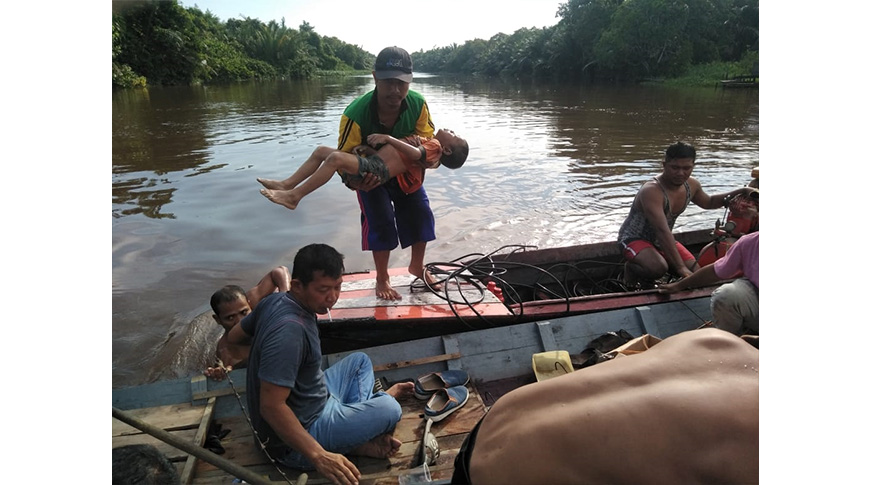 proses-penemuan-korban-tenggelam-di-desa-sungai-kelambu.jpg