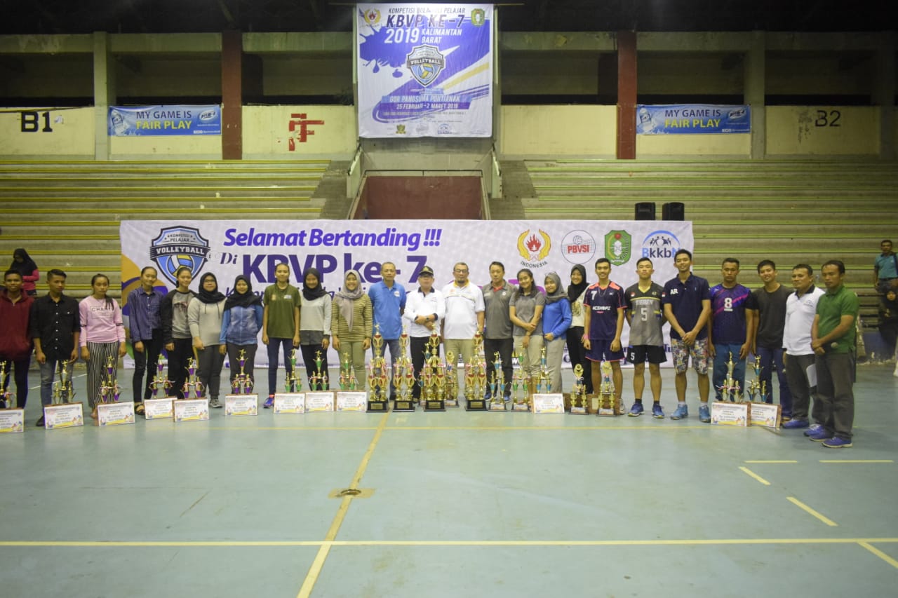 proses-penyerahan-piala-dan-hadiah-kepada-tim-juara-kbvp.jpg