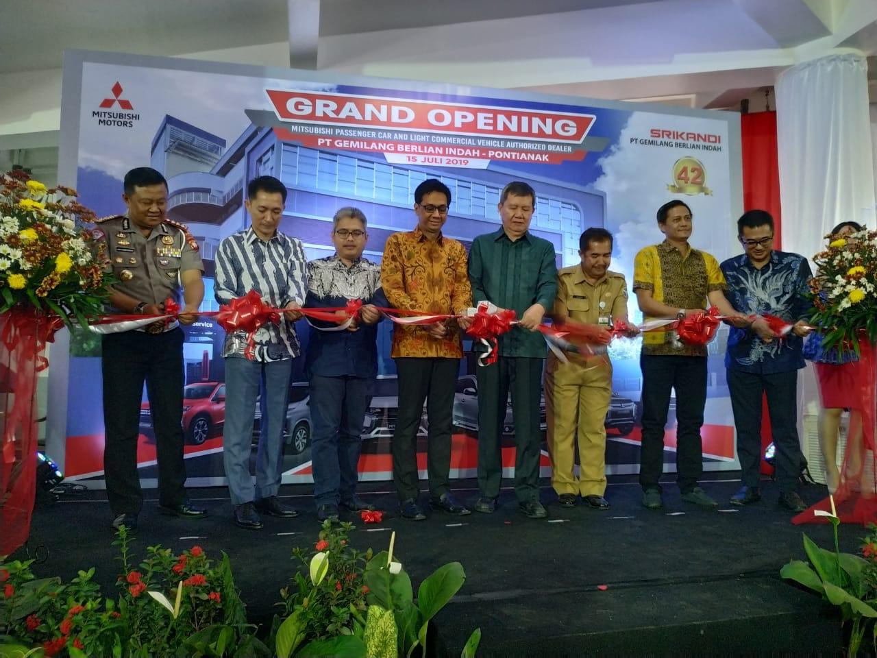 prosesi-gunting-pita-peresmian-dealer-baru-mitshubishi-di-pontianak-2.jpg