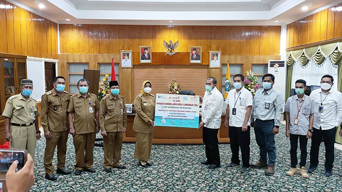 Bupati Erlina Terima Secara Simbolis 2620 Paket Sembako dari PT Pelindo II Terkait Program CSR