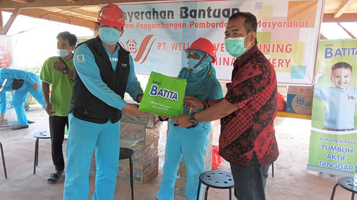 pt-whw-menyalurkan-bantuan-makanan-untuk-gizi-tambahan-bagi-balita-2.jpg