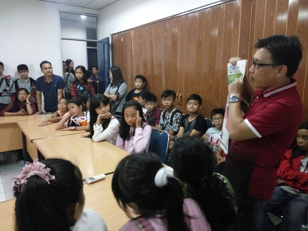 Puluhan Siswa SD dan SMP Torsina 2 'Serbu' Tribun Pontianak - puluhan-siswa-dari-sd-dan-smp-torsina-2_20180519_105859.jpg