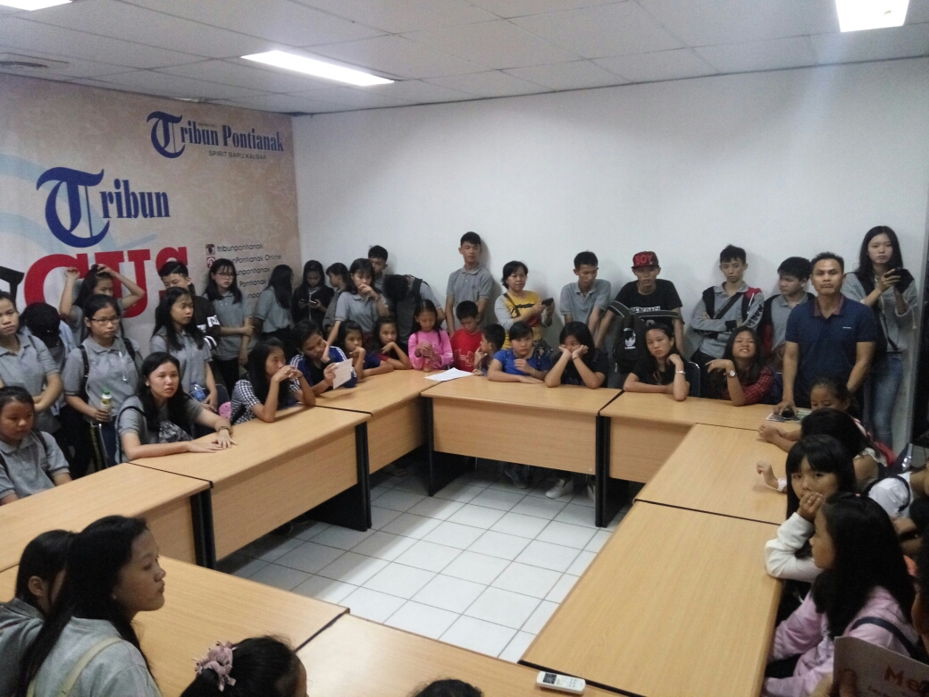 Puluhan Siswa SD dan SMP Torsina 2 'Serbu' Tribun Pontianak - puluhan-siswa-dari-sd-dan-smp-torsina-2_20180519_110042.jpg