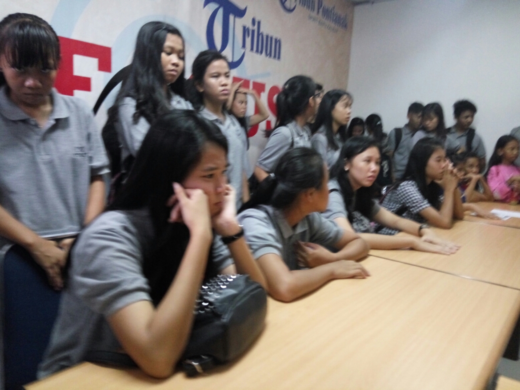 Puluhan Siswa SD dan SMP Torsina 2 'Serbu' Tribun Pontianak - puluhan-siswa-dari-sd-dan-smp-torsina-2_20180519_110159.jpg
