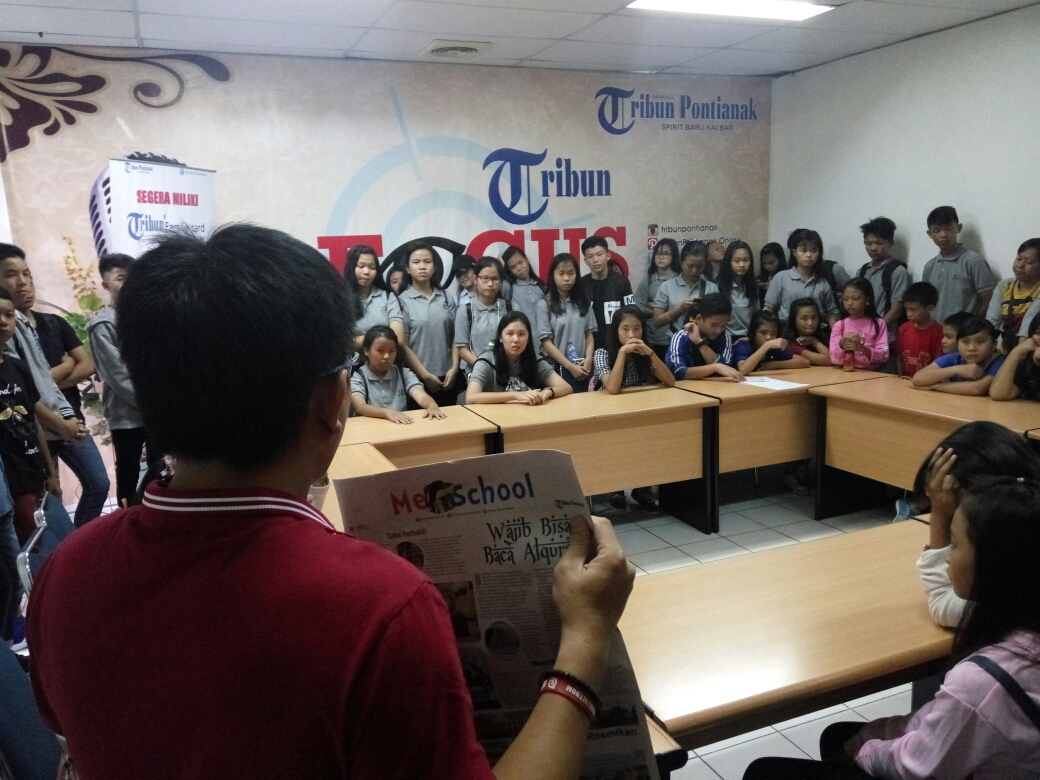 Puluhan Siswa SD dan SMP Torsina 2 'Serbu' Tribun Pontianak - puluhan-siswa-dari-sd-dan-smp-torsina-2_20180519_110201.jpg