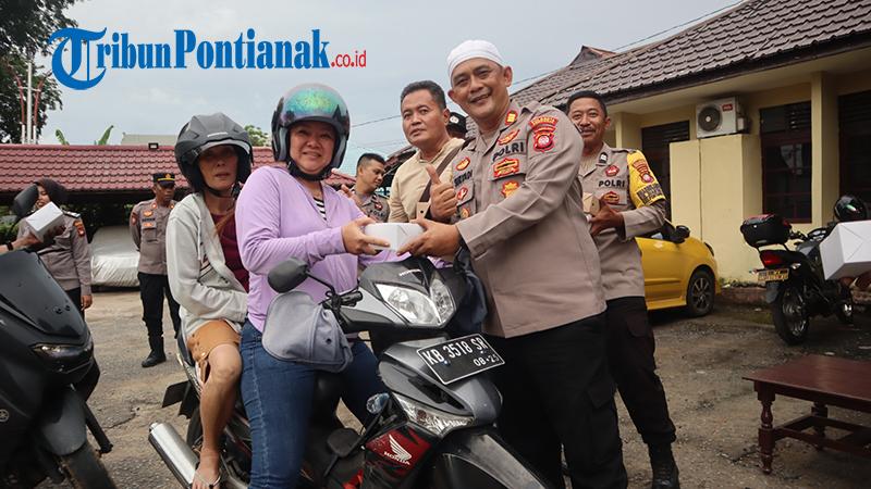 Polsek Pontianak Utara Bagi Takjil Tiap Sore, Kapolsek Imbau Warga Tidak Takut Saat Melintas