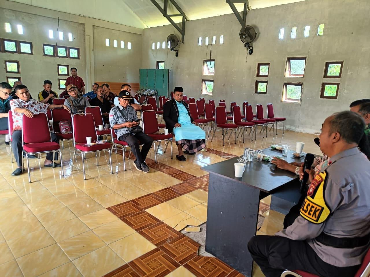 Kapolsek Sebangki Hadiri Rapat Panitia HUT RI ke-81, Tegaskan Jaga Kondusifitas Wilayah Bersama - Tribunpontianak.co.id