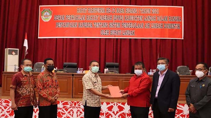Bupati Landak Sampaikan Raperda Tentang Sistem Pengelolaan Air Limbah Domestik Ke DPRD Landak