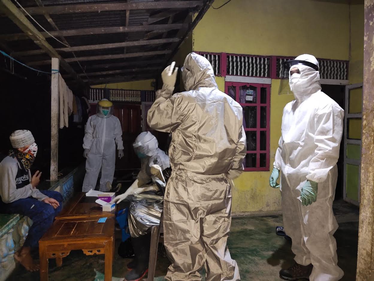 Sambas Siap Berlakukan Jam Malam,  Bupati Pimpin Rapid Test Warga Desa Pangkalan