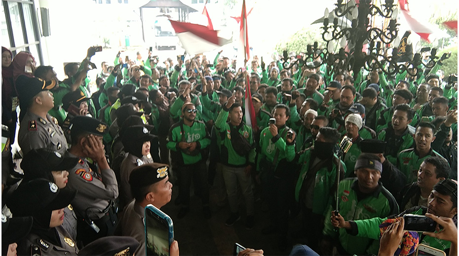 Ratusan Driver Go Jek Datangi Kantor DPRD Kota Pontianak