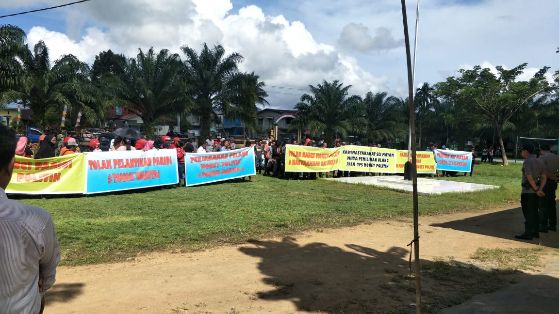 Ratusan Warga Datangi Kantor Camat Meliau, Tolak Pelantikan Kades Terpilih