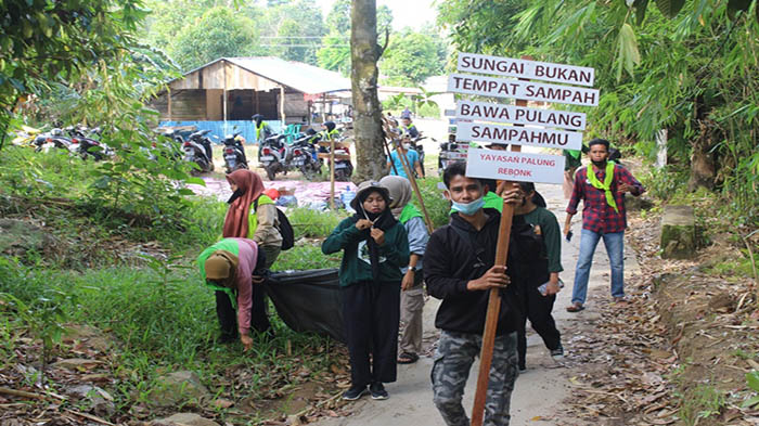 Ajak Peduli Sampah, REBONK dan Beberapa Komunitas Pasang Plang Imbauan