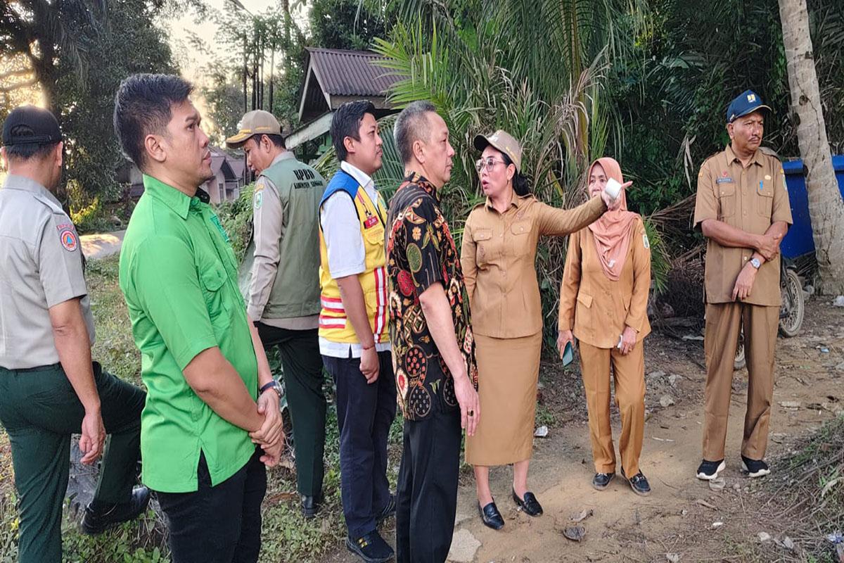 Tinjau Ruas Jalan di Desa Penyeladi Sanggau, Wabup Susana Harap Segera Dilakukan Penanganan 