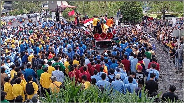 ribuan-mahasiswa-menggelar-aksi-demo-di-simpang-lima-dprd-sumsel-di-jalan.jpg