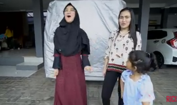 Raih 9 Juta Subscriber, Ria Ricis Minta Hadiah Mobil kepada Ayu Ting Ting