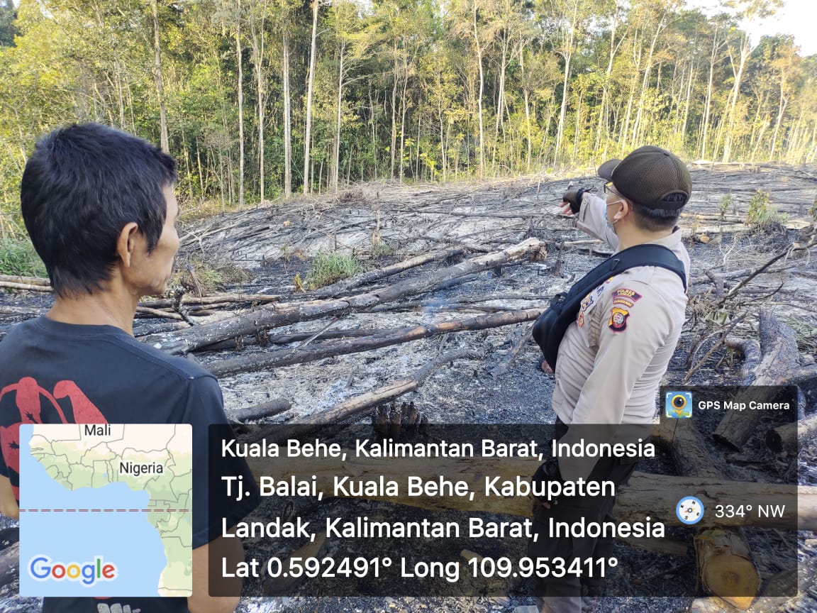 Kapolsek Kuala Behe Ipda Rinto Bersama Personel Datangi Titik Api Karhutla yang Terpantau Satelit