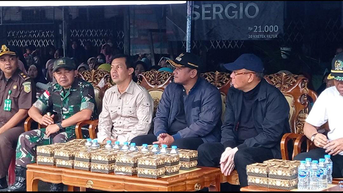 Wabup Fahrur Rofi Dampingi Sutarmidji Salurkan Bantuan di Posko Banjir Tangaran Sambas