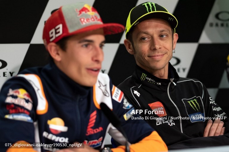 rival-abadi-marc-marquez-kini-baru-berani-puji-kehebatan-valentino-rossi-di-motogp.jpg