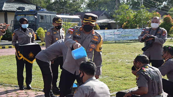 Kapolres Pimpin Kenaikan Pangkat 96 Personil Polres Sambas