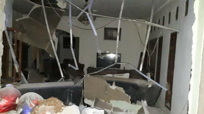 Dahsyat! Ledakan Tabung Gas Jebolkan Atap Rumah Warga, Penghuni Dilarikan ke Rumah Sakit