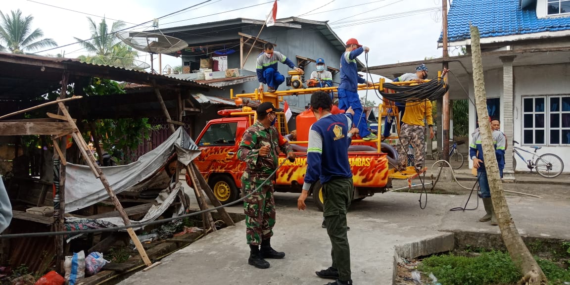 Cegah Covid-19, Babinsa Gelar Penyemprotan Disinfektan di Desa Jagur Sambas