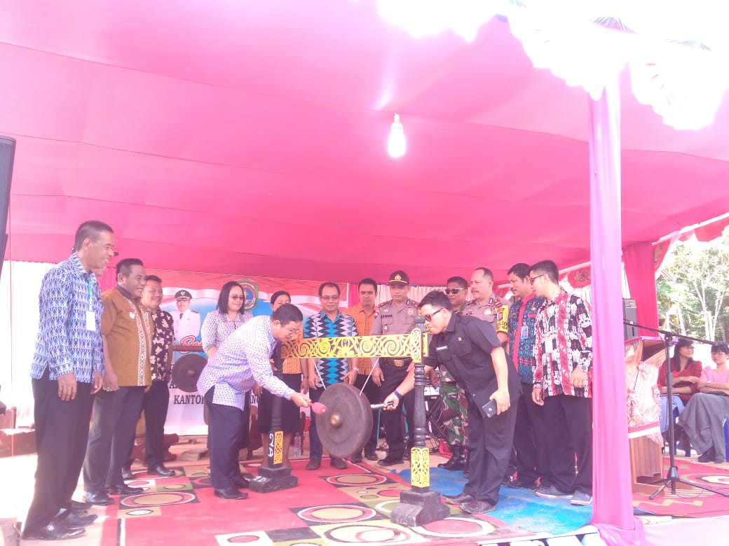 Bupati Rupinus Resmikan Penggunaan Kantor Desa Tapang Semadak