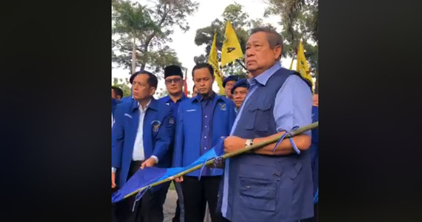 Video Detik-Detik SBY Periksa Baliho Demokrat Yang Dirusak Di Antara Bendera Golkar dan PSI