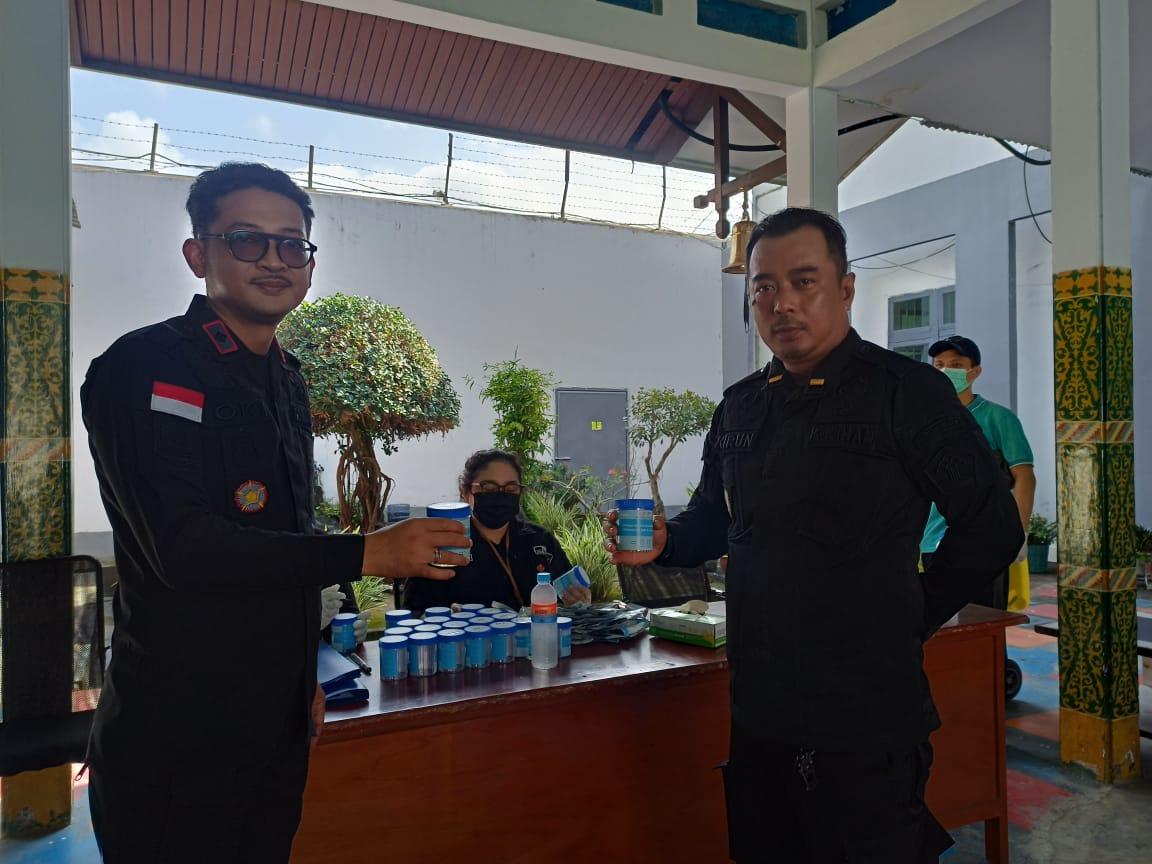 Rutan Mempawah Bersama APH Lakukan Test Urine WBP dan Petugas