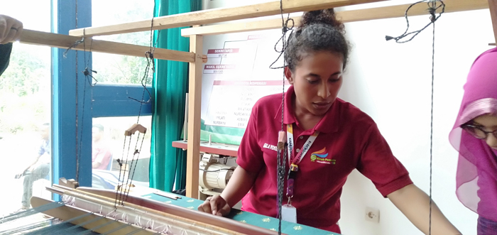 Putri Papua Belajar Membuat Tenun Sambas