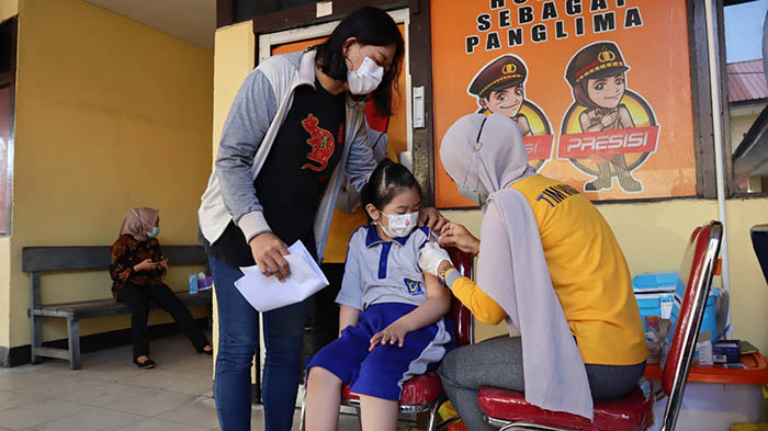 salah-seorang-anak-saat-disuntik-vaksin-covid-19-di-mapolres-ketapang-sdf.jpg