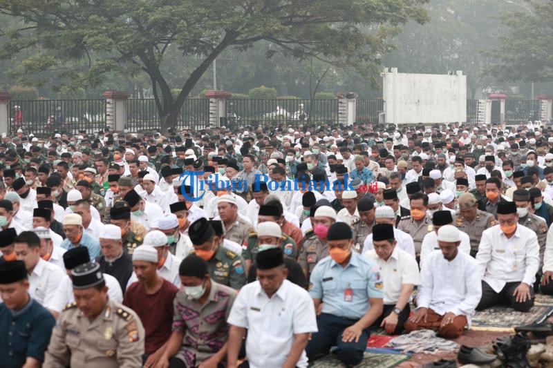 salat-istisqa-salat-minta-hujan-di-halaman-kantor-gubernur-kalimantan-barat-1.jpg<pf>salat-istisqa-salat-minta-hujan-di-halaman-kantor-gubernur-kalimantan-barat-2.jpg<pf>kapolda-kalimantan-barat-irjen-didi-haryono-salat-istisqa.jpg<pf>salat-istisqa-salat-minta-hujan-di-halaman-kantor-gubernur-kalimantan-barat-4.jpg<pf>gubernur-kalimantan-barat-sutarmidji-kapolda-kalbar-irjen-didi-haryono-wali-kota-pontianak.jpg<pf>salat-istisqa-salat-minta-hujan-di-halaman-kantor-gubernur-kalimantan-barat-5.jpg<